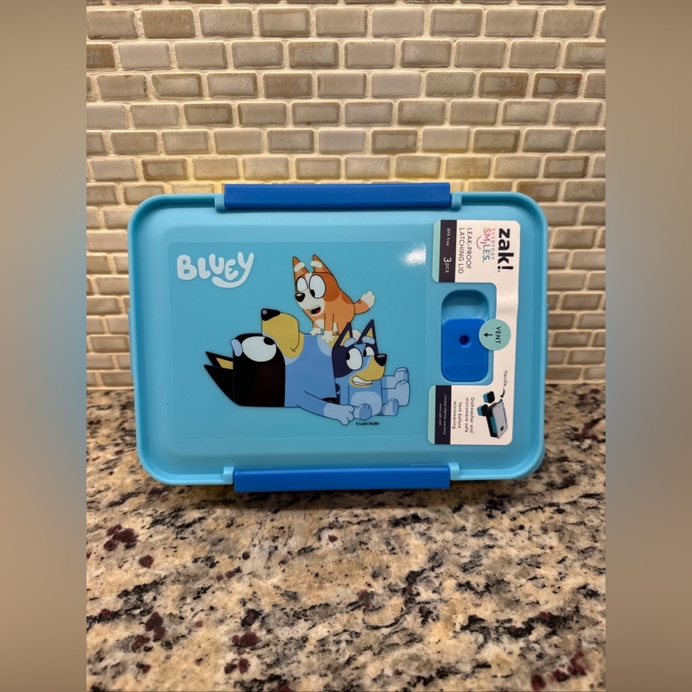 Zak Designs Bluey Reusable Plastic Bento Box with Leak-Proof Seal, Carrying